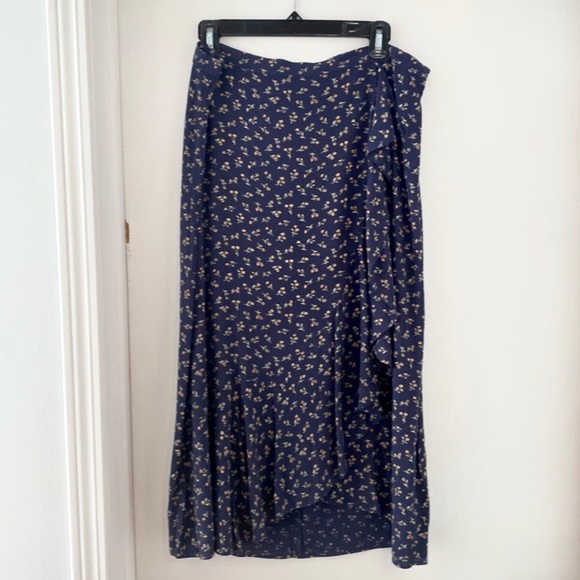 Madewell Dresses & Skirts - Madewell Ruffle-Wrap Midi Skirt in Spring Fling| Navy floral skirt| size 12